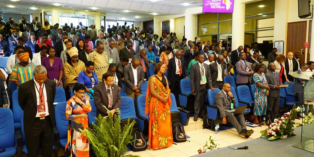 LA POLIGAMIA, CONIUGI IN CARRIERA E TEMI RIGUARDANTI LA CULTURA AFRICANA ALLA CONFERENZA TENUTASI IN KENYA