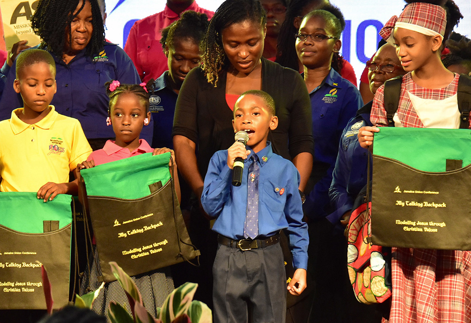 En Jamaïque, un prédicateur de six ans inspire un troisième baptême en deux ans