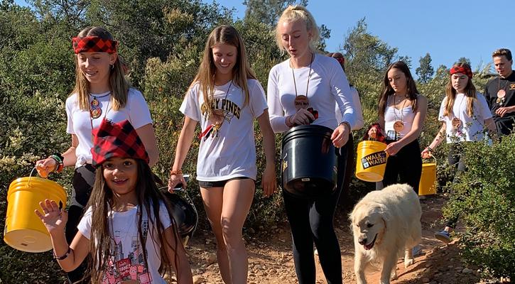 Adolescenti in cammino per finanziare un pozzo in Africa