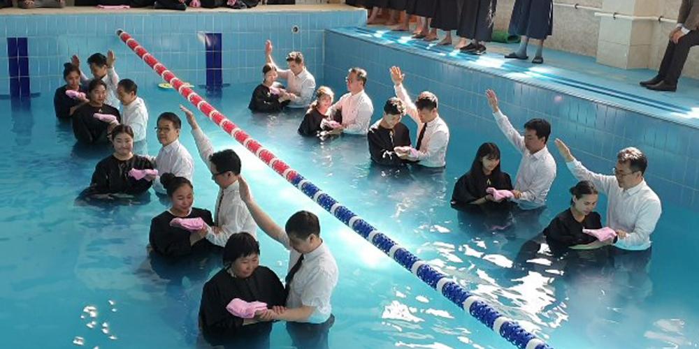 Après une campagne d’évangélisation, 60 jeunes se font baptiser en Mongolie